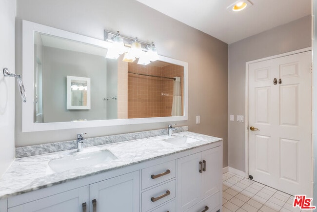 Building Photo - 459 S Bundy Dr