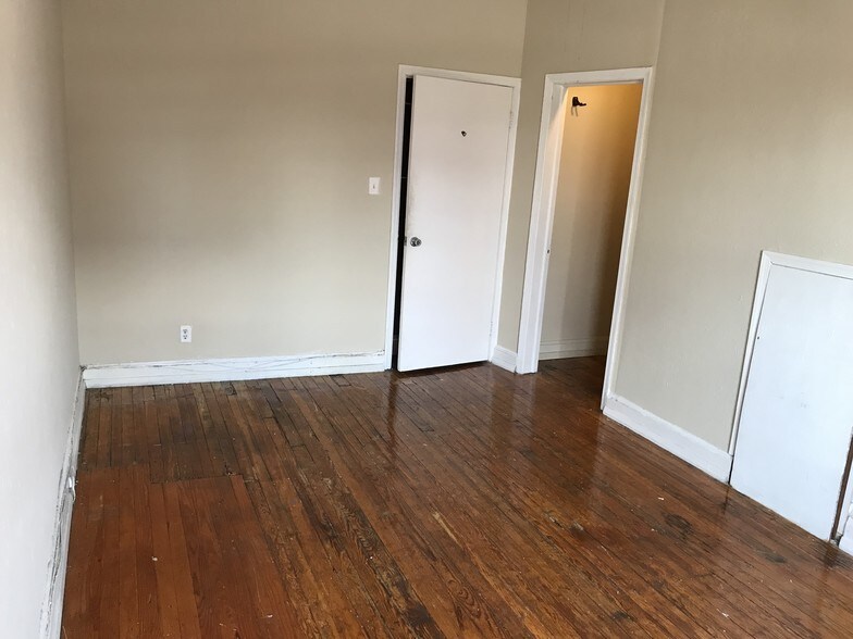 1st bedroom - 5 W Biddle St