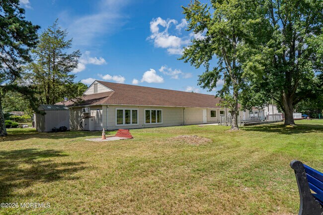 Building Photo - 943 Edgebrook Dr N