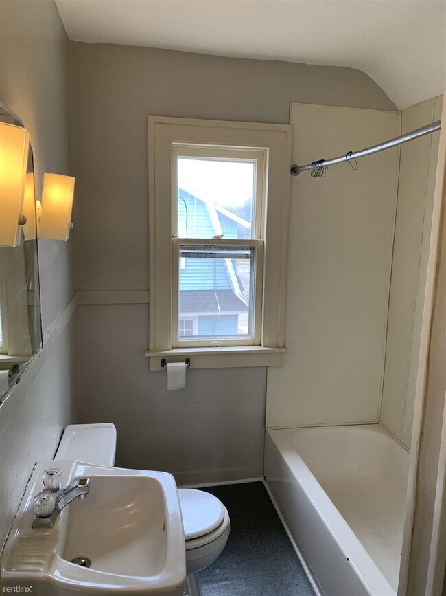 Building Photo - 3 br, 1 bath House - 300 Brown St SE 300 B...