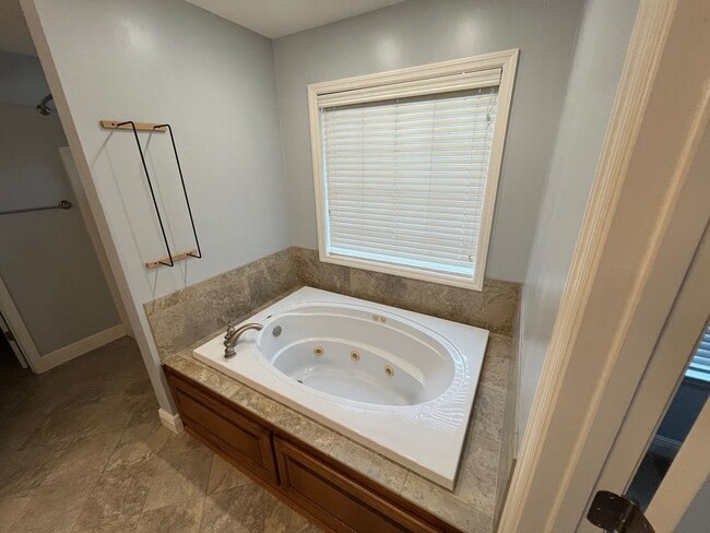 Building Photo - Spacious 4-Bedroom Home with Modern Comforts in Valdosta