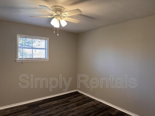 Building Photo - 403 Main St