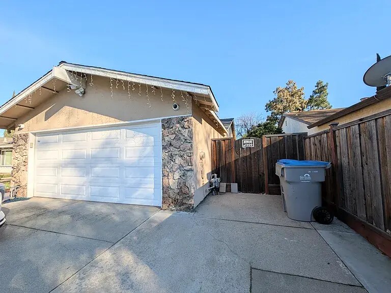 Building Photo - 130 Avenida Espana