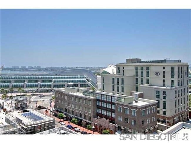 Building Photo - Downtown  1-Bed plus Loft 1bath 1 parking - Steps to Petco Park