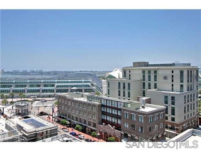 Building Photo - Downtown  1-Bed plus Loft 1bath 1 parking ...