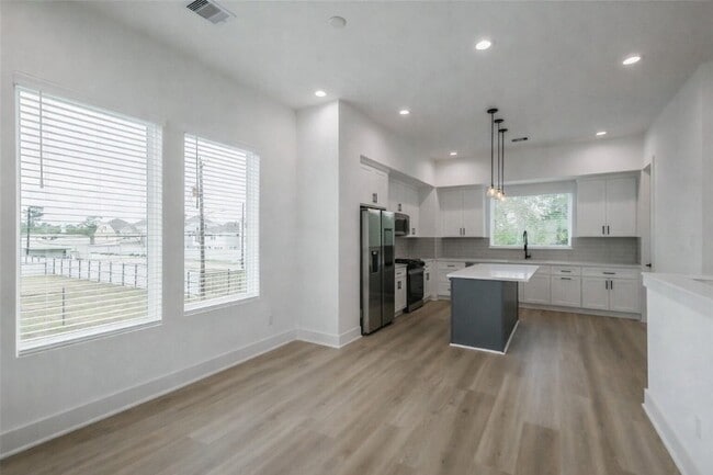 Building Photo - 5703 Balbo St