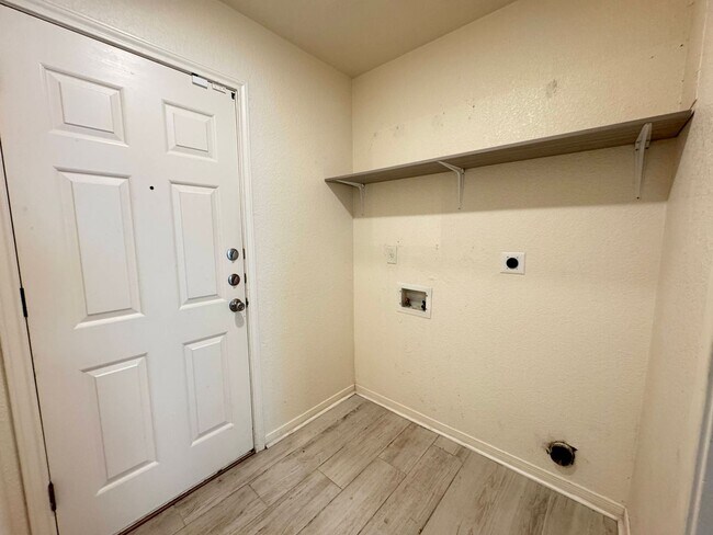 Building Photo - 2801 Southwood Dr