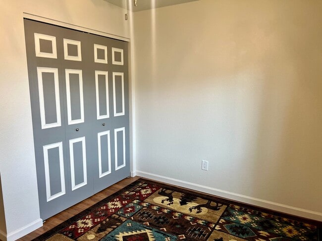 Building Photo - High speed internet included - 3 bedroom townhouse