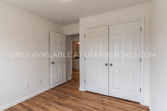 Building Photo - 211 Greenfield Cir