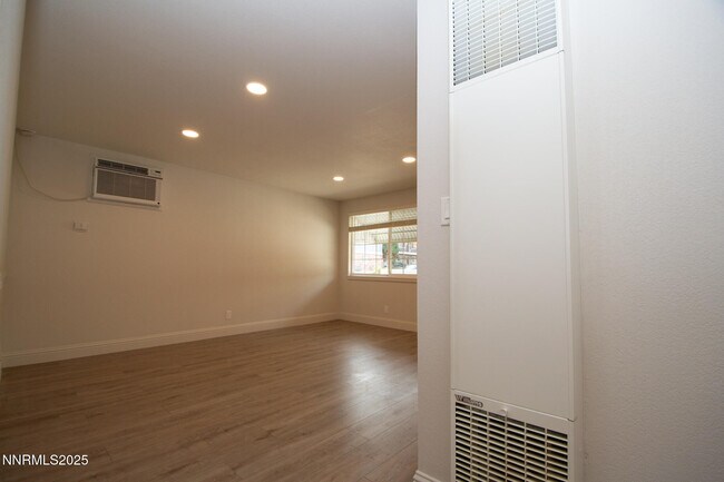 Building Photo - 1325 Carlin St