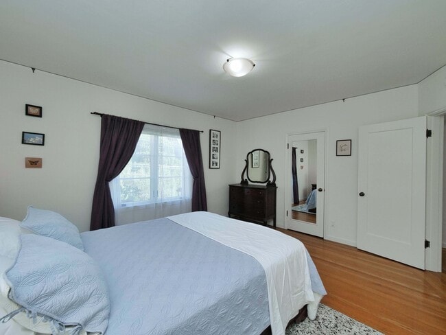 Building Photo - 1718 Le Roy Ave