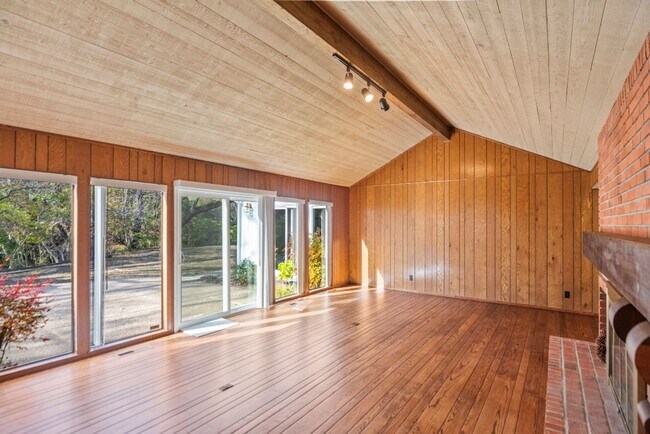 Building Photo - Beautiful big house with great school district. Gustavo Lopez AMSI