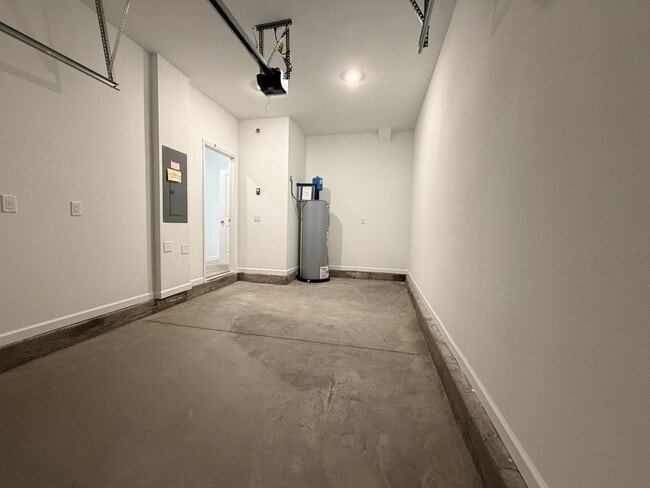 Building Photo - 523 Holly Lks Dr
