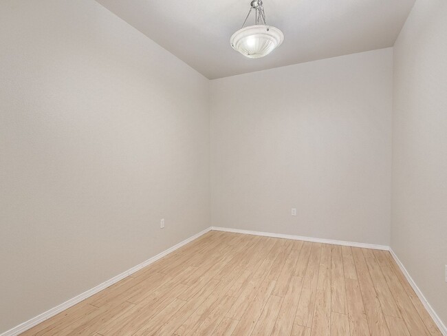 Building Photo - Beautiful 3 Bed 3 Bath Kirkland Townhome @...