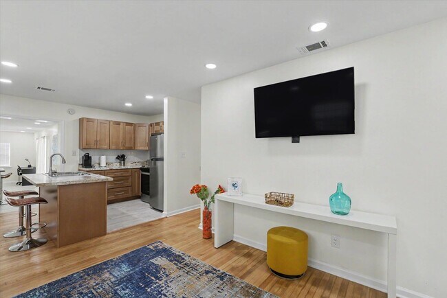 Building Photo - 713 Stafford St