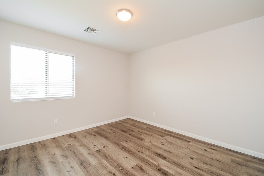 Building Photo - 3202 S Justin Dr