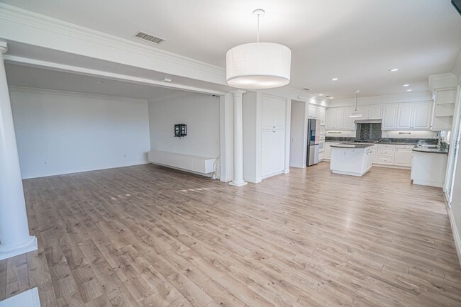 Building Photo - Spacious 4-Bedroom Home with Downstairs Bed/Bath & Full Community Access in Valencia!