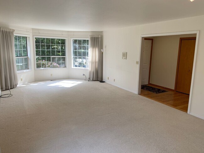 Building Photo - Well maintained 3 bed 2 bath rambler home in quiet Zenith neighborhood in Des Moines