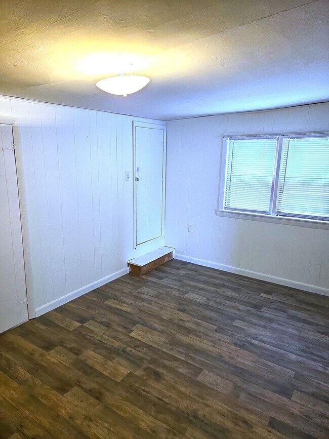 Building Photo - Spacious 3-bedroom single-family home in C...