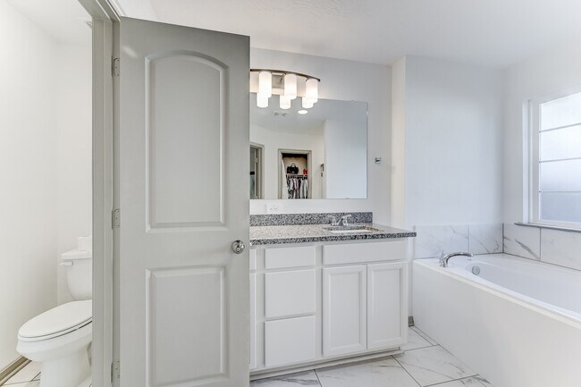 Building Photo - 204 Shoreview Dr