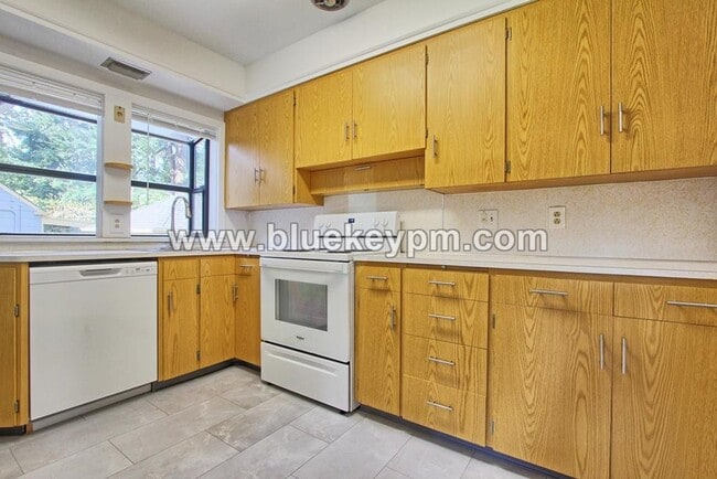 Building Photo - 4 Bedroom, 2 Bath Home with Primary on Main Floor, Basement and Large Fenced Yard