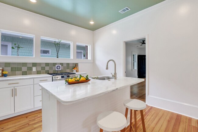 Kitchen - 614 E 40th St