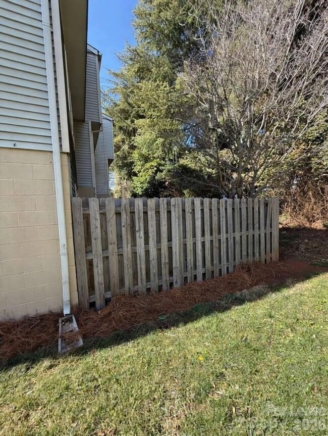 Building Photo - 9432 Lexington Cir