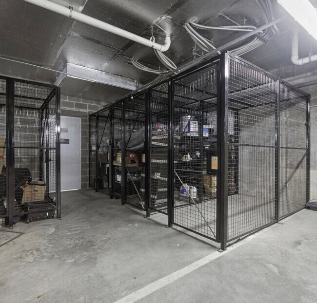 Building Photo - Top Floor 1 bed  + 1 bath Condo in DC // Fantastic Views