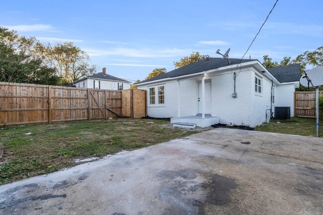 Building Photo - 1402 3rd Ave N