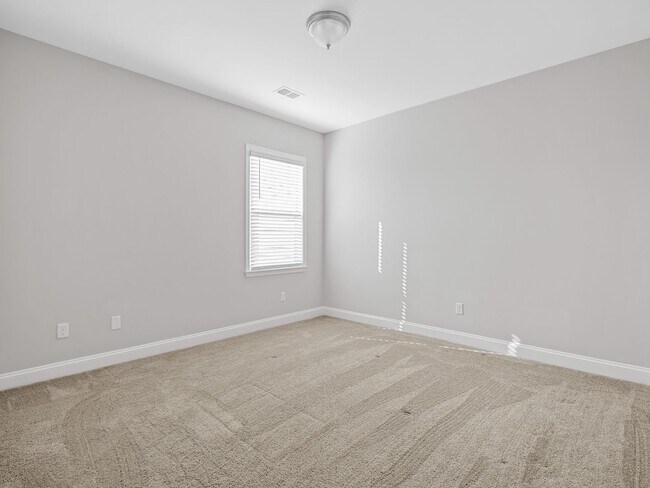 Building Photo - **MOVE IN SPECIAL! 50% off first month's rent!!** Spacious 4BR Townhouse with 2-Car Garage Near D...