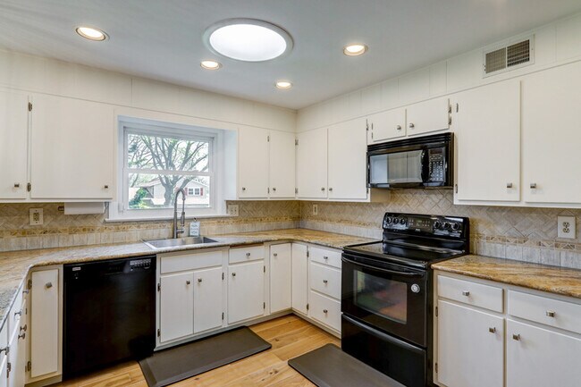 Building Photo - 1827 Larchmont Ln
