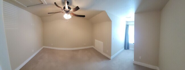 Building Photo - 3 bedroom 2.5 bath / Community pool / 2 ca...