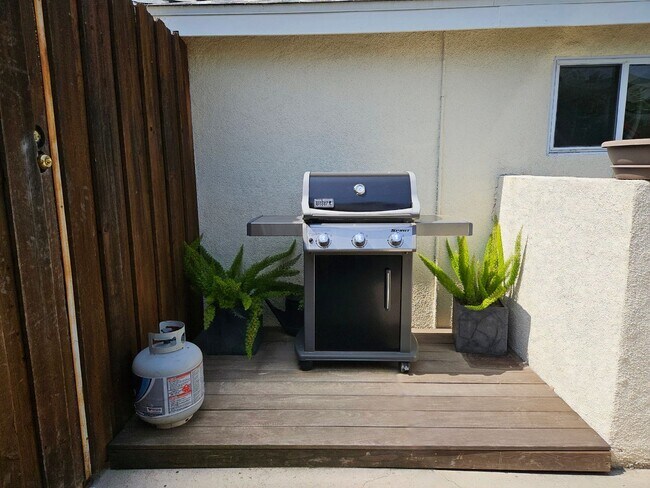 Building Photo - COMING SOON- Charming Single Family Home with Pool in Burbank