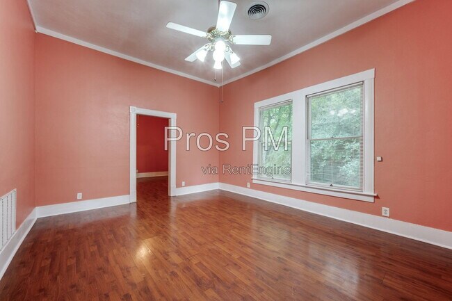 Building Photo - 912 N Elm St