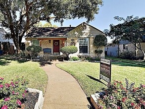 Building Photo - 2137 Barberry Dr