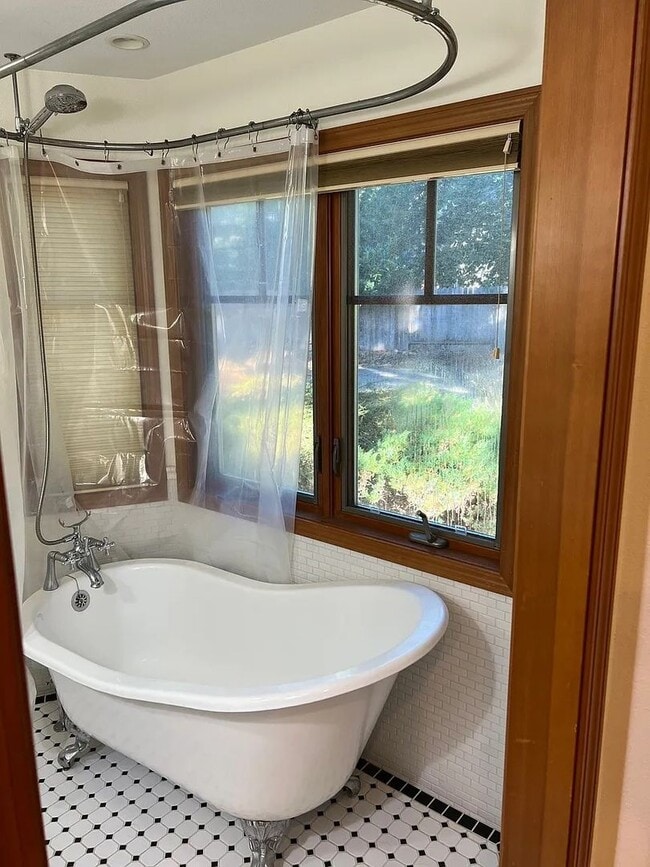 Building Photo - CUSTOM 3BD 2.5BA HARDWOOD FLOORS THROUGHOUT