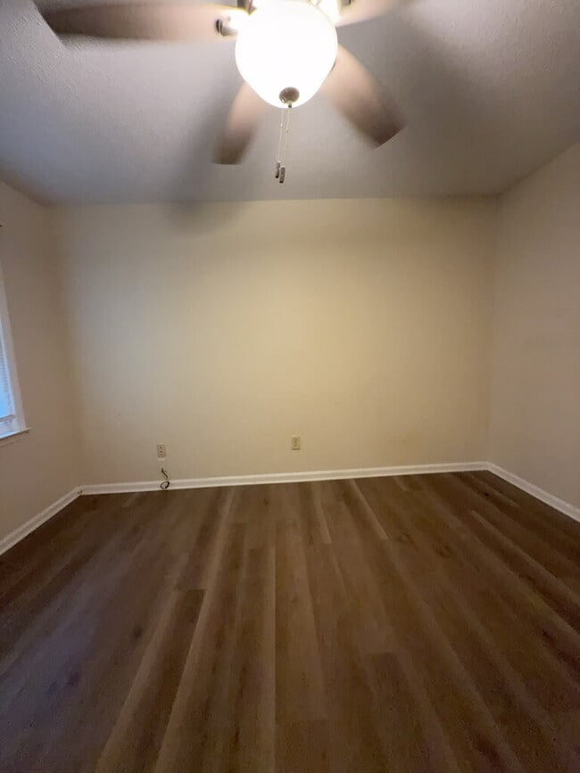 Building Photo - 425 Cedar Crk Dr