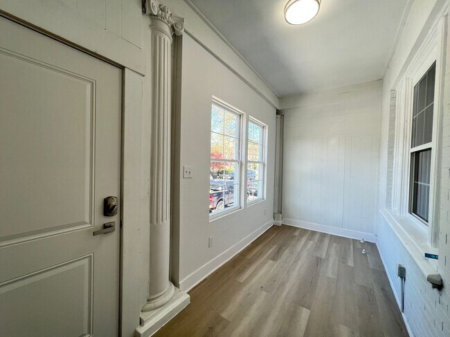 Building Photo - Remodeled 3bd/1.5 House with Rear yard!! S...