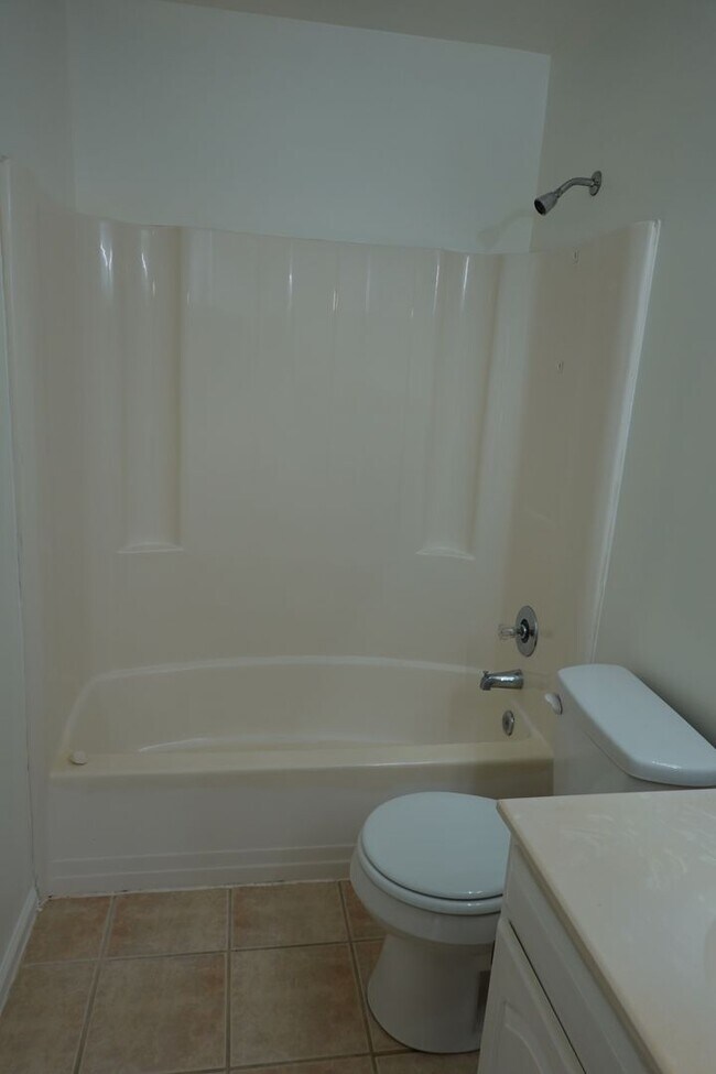 Building Photo - End Unit Condo Near Fort Eustis For Rent