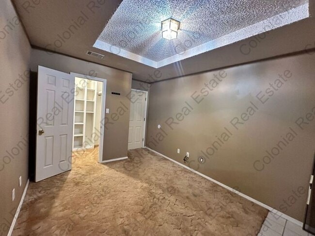 Building Photo - Spacious 2 Bed 2 Bath Duplex, washer/dryer...