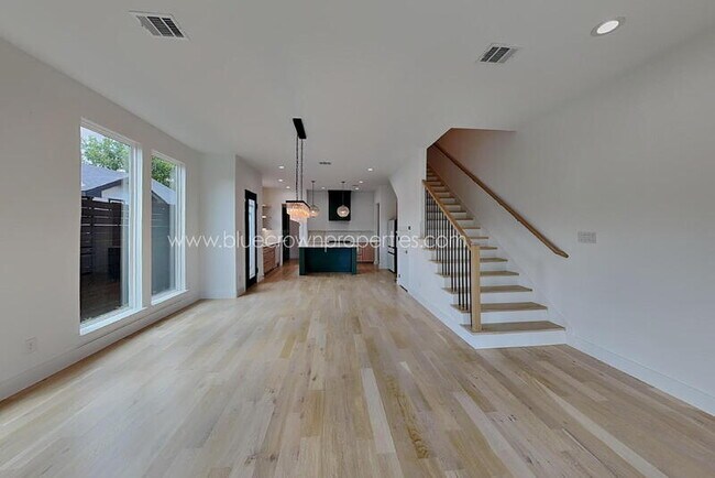 Building Photo - 805 S Glasgow Dr