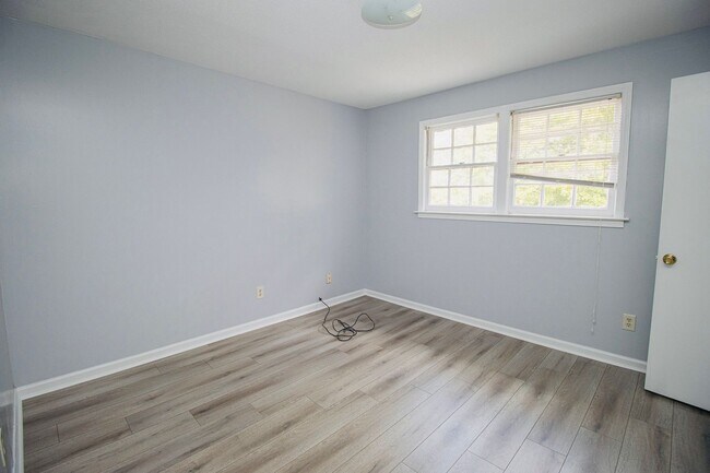 Building Photo - Spacious 2 Bedroom, 1 Bath - Available NOW!