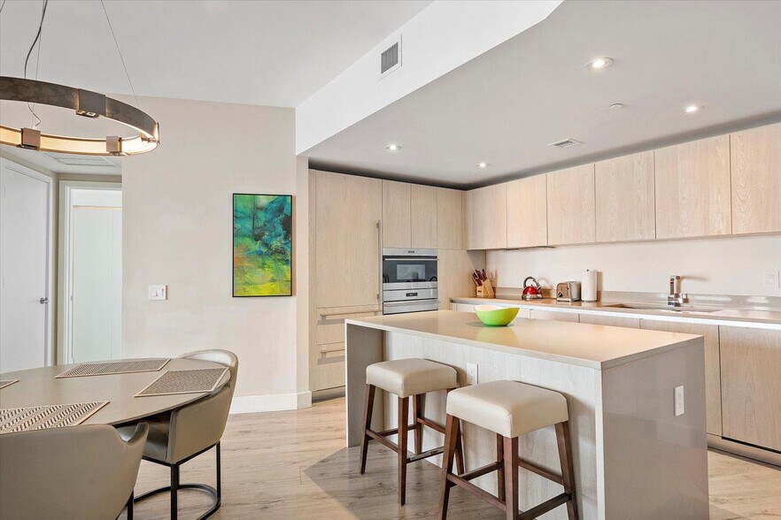 Building Photo - 4011 S Ocean Dr