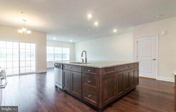 Building Photo - 128 Golden Vale Dr