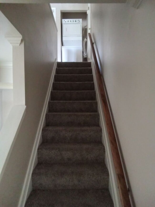 Building Photo - Super Cute END UNIT townhome located close...