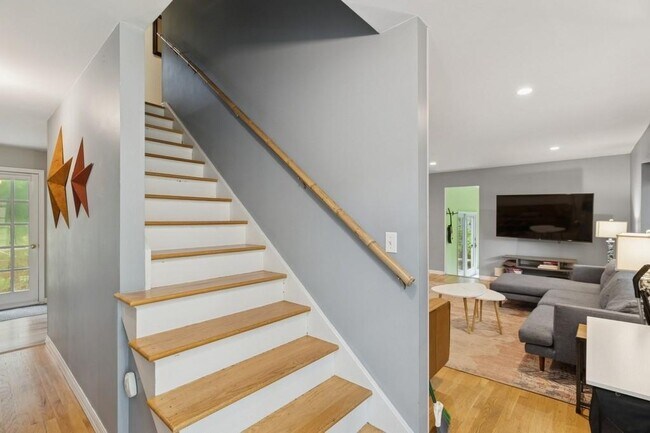 Building Photo - 37 Glenview Dr