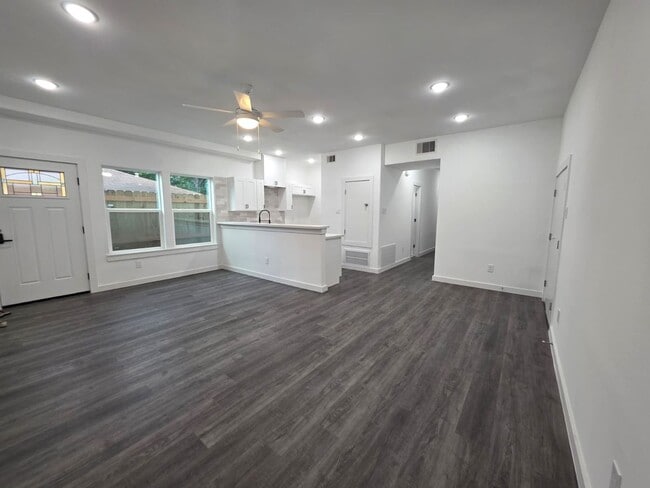 Building Photo - Stunning Duplex with Garage & Modern Finishes