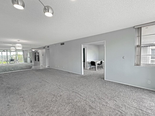 Building Photo - 535 Oaks Dr