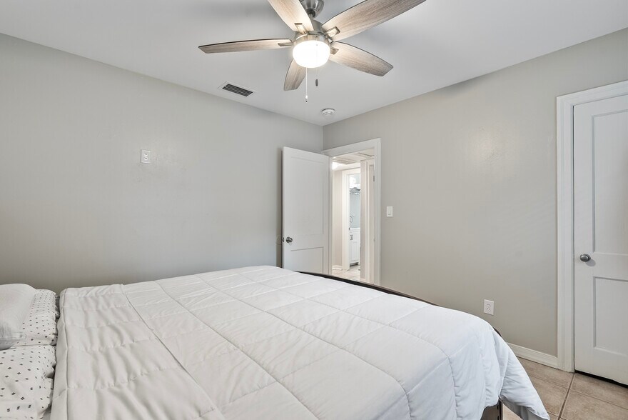 Building Photo - 3011 W Van Buren Dr
