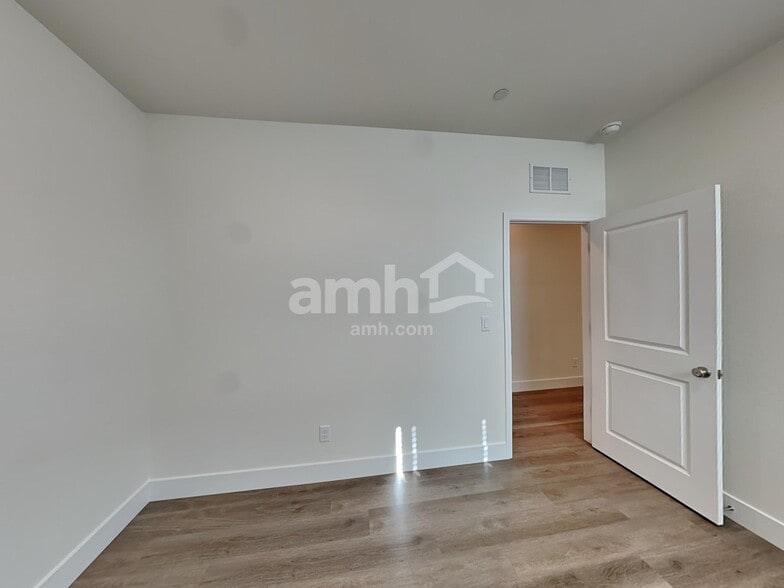 Building Photo - 826 English Primrose St